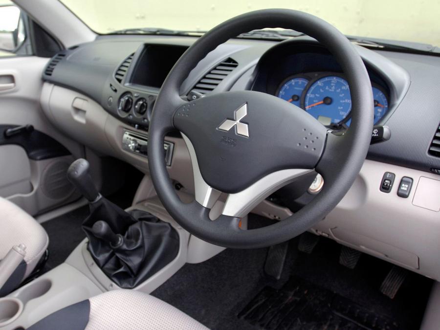  Mitsubishi L200 Tipper 2006 года  (UK) (фото 2 из 10)